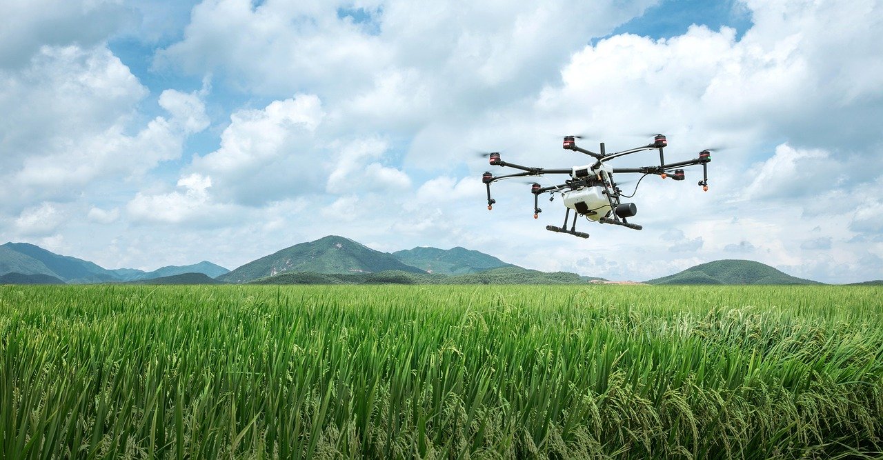 découvrez les drones agricoles, une révolution technologique qui optimise la gestion des cultures, améliore les rendements et facilite l'analyse des terres. explorez les avantages des drones dans l'agriculture moderne pour une production plus durable et efficace.