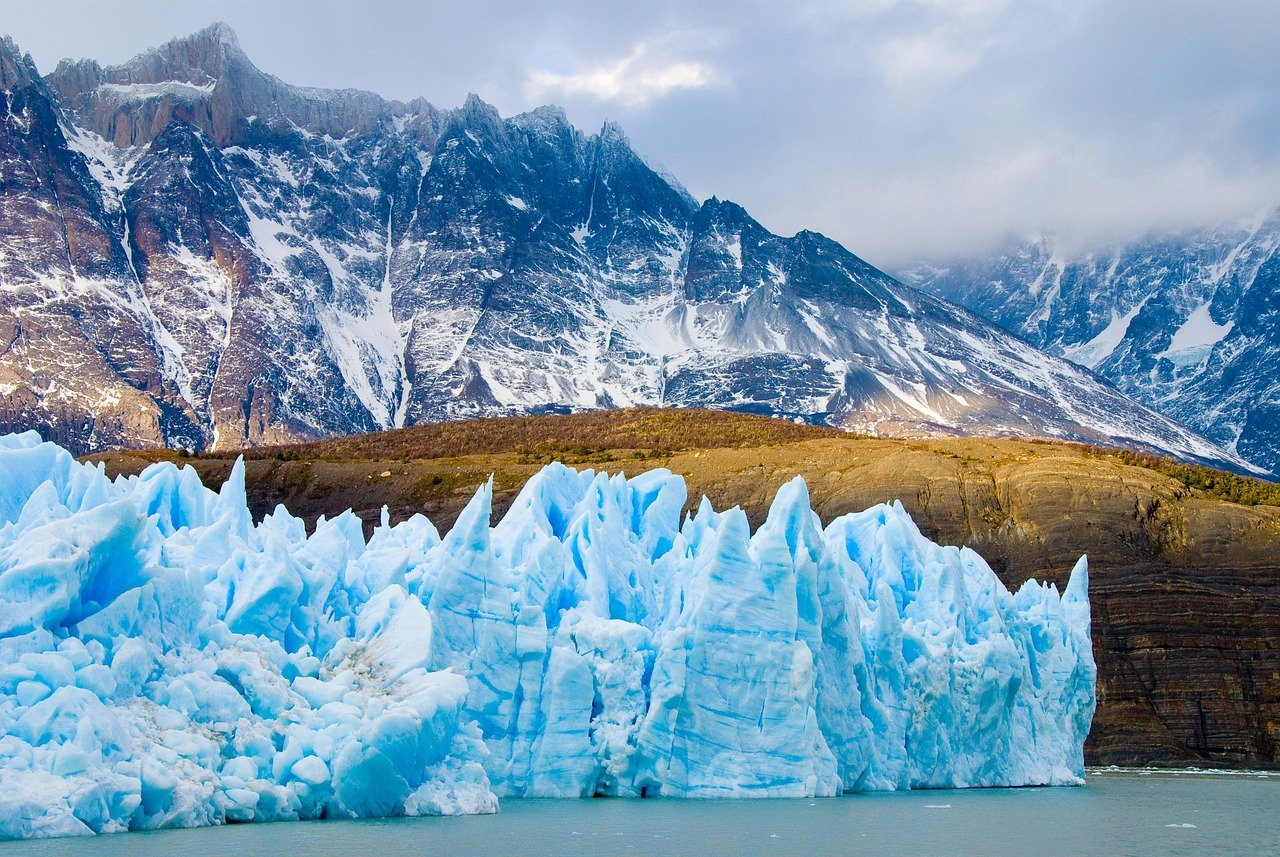 découvrez la majesté des glaciers alpins, témoins du temps et de la beauté naturelle. explorez leurs caractéristiques uniques, leur impact sur l'écosystÚme et les défis de leur préservation face au changement climatique.