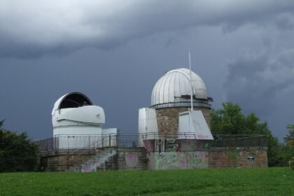 découvrez l'univers fascinant à travers notre observatoire astronomique, un lieu dédié à l'observation des étoiles et des planètes. participez à des événements éducatifs et plongez dans l'astronomie grâce à nos télescopes de pointe et nos experts passionnés.