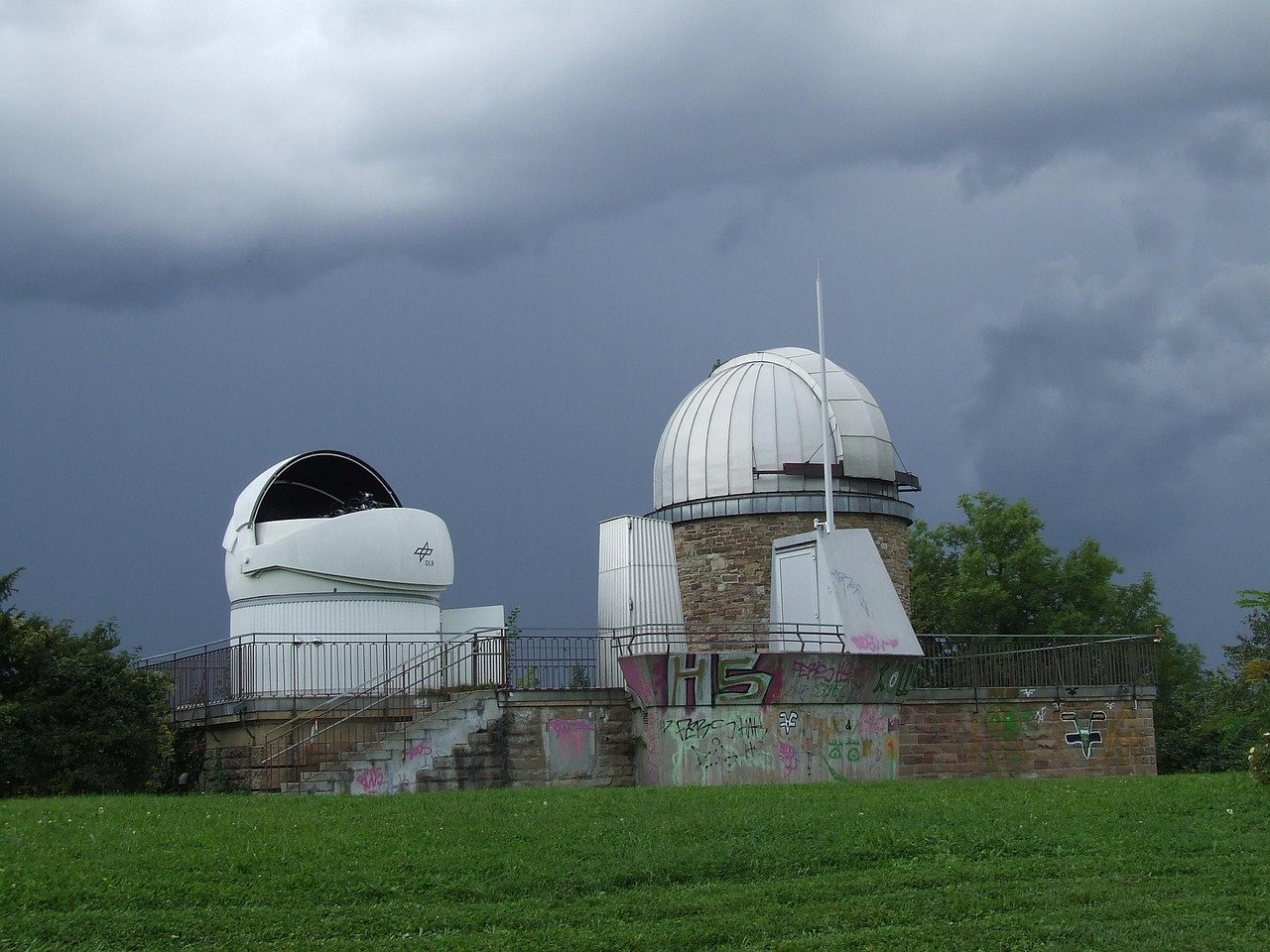 découvrez l'univers fascinant à travers notre observatoire astronomique, un lieu dédié à l'observation des étoiles et des planètes. participez à des événements éducatifs et plongez dans l'astronomie grâce à nos télescopes de pointe et nos experts passionnés.
