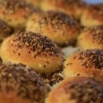 découvrez notre boulangerie artisanale, où des pains frais, des pâtisseries délicieuses et des viennoiseries dorées sont préparés chaque jour avec passion. offrez-vous une expérience gustative inoubliable.