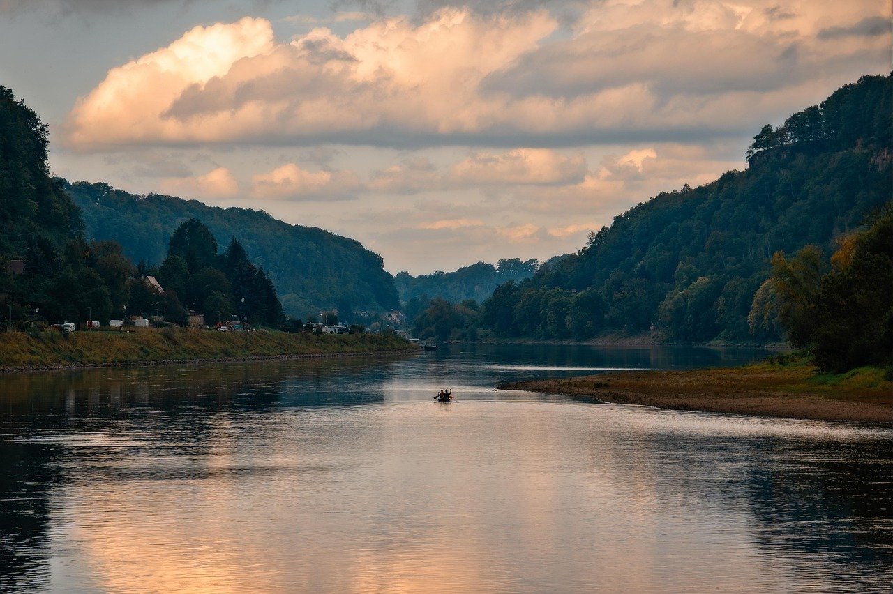 découvrez le canoë, une activité nautique passionnante qui vous permet d'explorer des paysages spectaculaires tout en profitant de la nature. que vous soyez débutant ou expert, vivez des aventures inoubliables sur l'eau en solo ou en groupe.