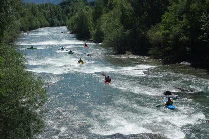 découvrez les plaisirs du canoë-kayak à travers des aventures aquatiques inoubliables. que vous soyez débutant ou expert, explorez des paysages magnifiques tout en profitant de moments de détente sur l'eau.