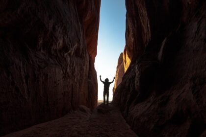 découvrez l'adrénaline du canyoning, une aventure en pleine nature qui combine randonnée, escalade et nage à travers des canyons spectaculaires. vivez des sensations fortes en dévalant des cascades, en glissant sur des toboggans naturels et en surmontant des obstacles aquatiques. parfait pour les amateurs de sensations et les amoureux de la nature, le canyoning vous offre une expérience inoubliable.