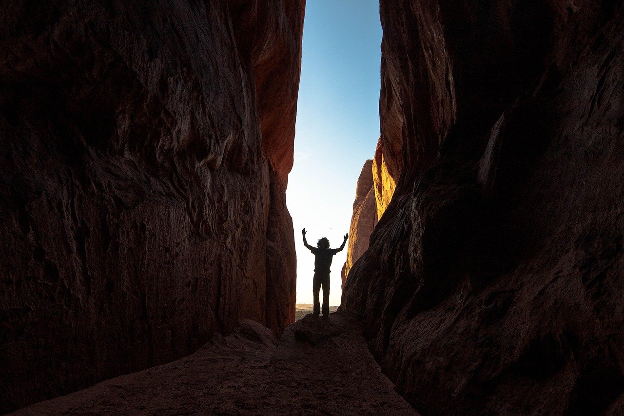 découvrez l'adrénaline du canyoning, une aventure en pleine nature qui combine randonnée, escalade et nage à travers des canyons spectaculaires. vivez des sensations fortes en dévalant des cascades, en glissant sur des toboggans naturels et en surmontant des obstacles aquatiques. parfait pour les amateurs de sensations et les amoureux de la nature, le canyoning vous offre une expérience inoubliable.