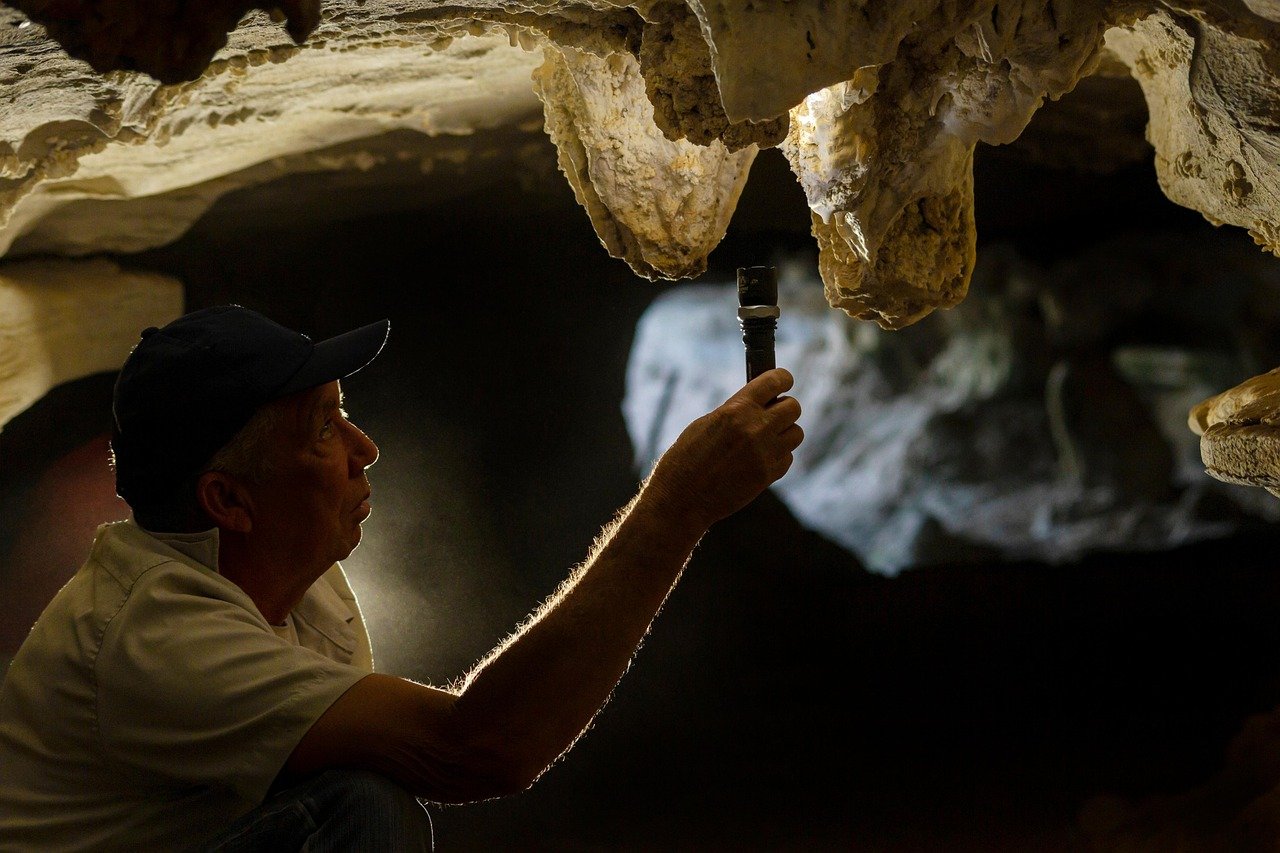 dĂ©couvrez l'univers fascinant de l'exploration de cavernes, oĂč aventures souterraines et merveilles naturelles se rencontrent. prĂ©parez-vous Ă plonger dans des paysages Ă©blouissants, Ă explorer des formations gĂ©ologiques uniques et Ă vivre des sensations fortes Ă chaque dĂ©tour.