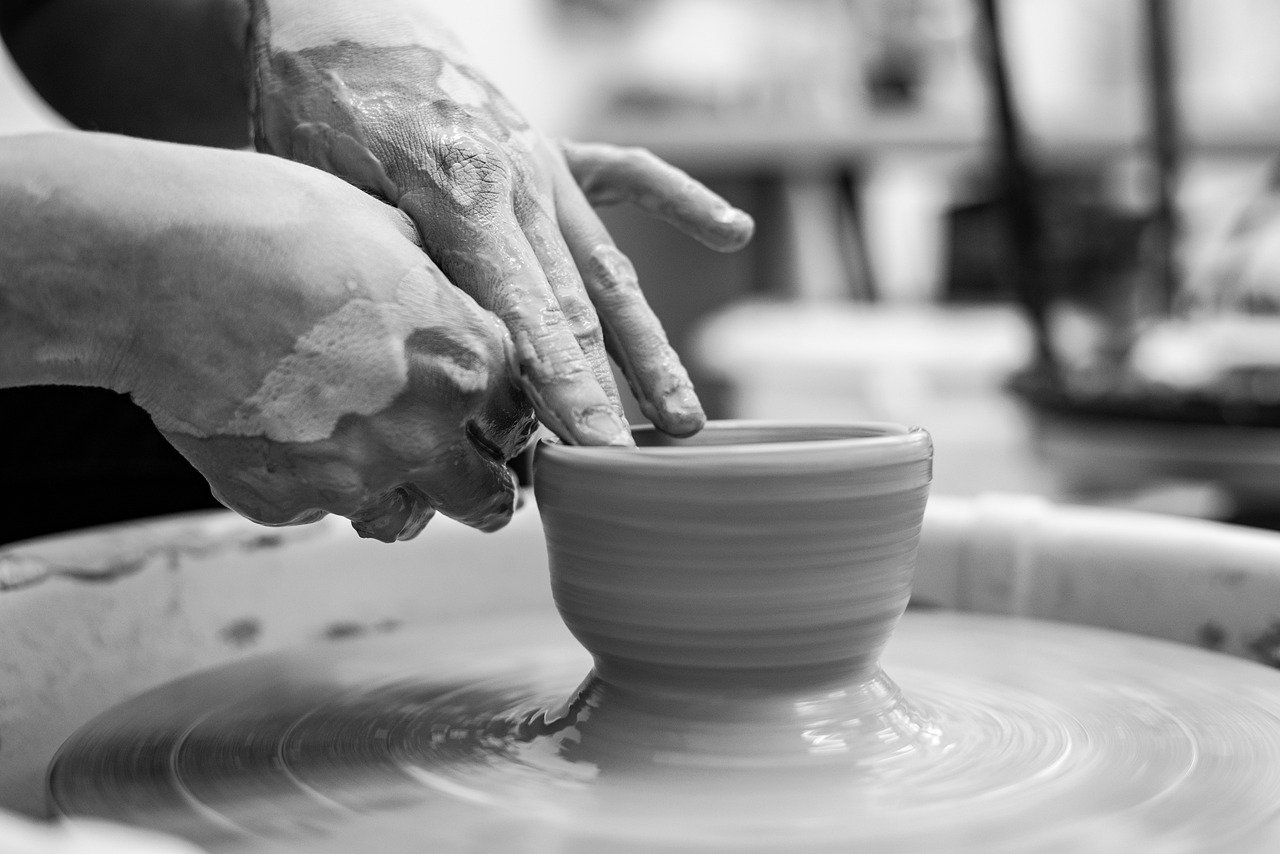 découvrez l'univers fascinant de la céramique, où tradition et créativité s'entrelacent. explorez des techniques artisanales, des œuvres uniques et des conseils pratiques pour réaliser vos propres créations en argile. plongez dans cet art intemporel et éveillez votre passion pour la poterie.