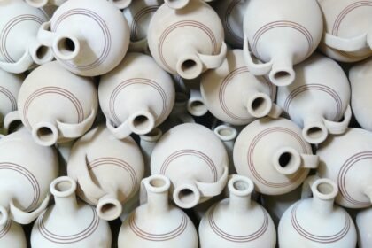 découvrez l'art de la céramique, une fusion parfaite de créativité et de technique. explorez les diverses méthodes de fabrication, les styles uniques et les applications variées des pièces en céramique, allant de la poterie utilitaire aux oeuvres d'art contemporaines.