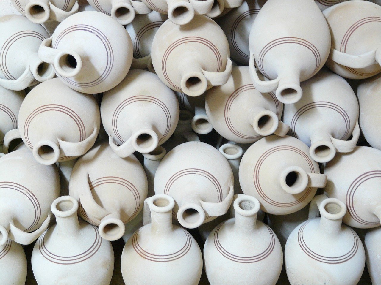 découvrez l'art de la céramique, une fusion parfaite de créativité et de technique. explorez les diverses méthodes de fabrication, les styles uniques et les applications variées des pièces en céramique, allant de la poterie utilitaire aux oeuvres d'art contemporaines.