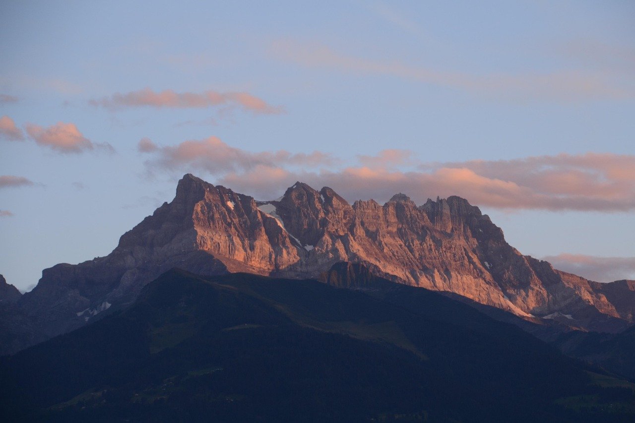 découvrez le chablais, une région pittoresque de la haute-savoie, célèbre pour ses paysages alpins spectaculaires, ses lacs majestueux et ses stations de ski prisées. parfait pour les amoureux de la nature et les adeptes de sensations fortes, le chablais offre une multitude d'activités en toutes saisons.