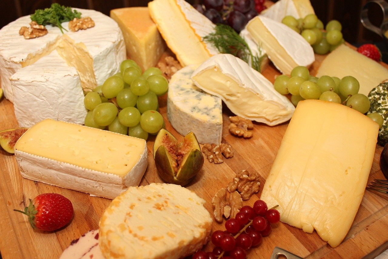 découvrez l'univers succulent du fromage : une diversité de saveurs, de textures et d'arômes qui raviront les amateurs et les épicuriens. explorez nos choix de fromages artisanaux, des conseils de dégustation et des accords mets-vins pour sublimer vos plats. un voyage gustatif inoubliable vous attend !