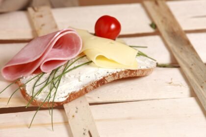 découvrez l'univers savoureux du fromage, avec une variété de délices lactés, des conseils de dégustation aux recettes créatives, pour ravir vos papilles et enrichir vos plateaux.