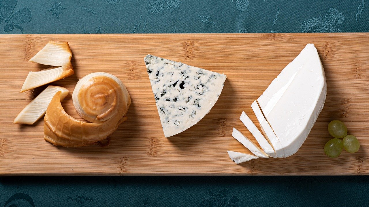 découvrez l'art de la dégustation de fromage avec notre guide complet. explorez les différentes variétés, apprenez à apprécier les saveurs uniques et trouvez les meilleures associations avec des vins et des pains. un délice pour les amateurs de fromage!