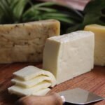 découvrez l'univers fascinant des fromages avec notre sélection variée. des fromages affinés aux saveurs uniques, explorez les traditions laitières, les techniques de production et des accords gourmands qui raviront vos papilles. parfait pour les amateurs de fromage, les curieux, et les gourmets en quête de nouvelles expériences.