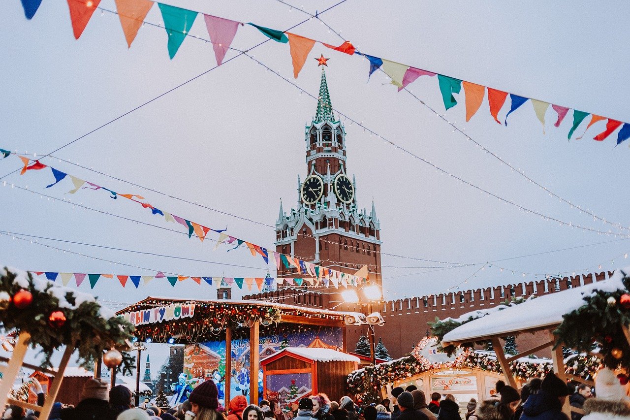 découvrez la magie des marchés de noël avec leurs décorations scintillantes, leurs douceurs festives et l'ambiance chaleureuse qui rend chaque moment inoubliable. plongez dans l'esprit des fêtes en explorant les artisanats locaux et en savourant des mets traditionnels.