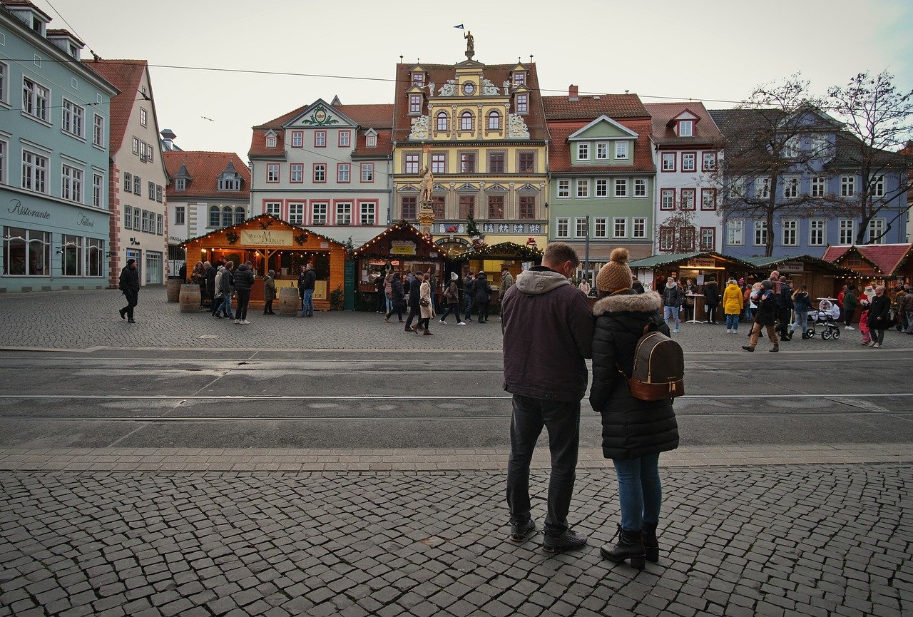 découvrez la magie des marchés de noël, où l'ambiance festive se mêle aux délicieuses saveurs et aux artisanats uniques. profitez d'une expérience inoubliable, entre gourmandises, lumières scintillantes et rencontres chaleureuses.
