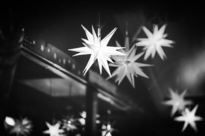 découvrez la magie des marchés de noël : déambulez parmi les chalets illuminés, savourez des mets traditionnels et trouvez le cadeau parfait dans une ambiance festive et chaleureuse.