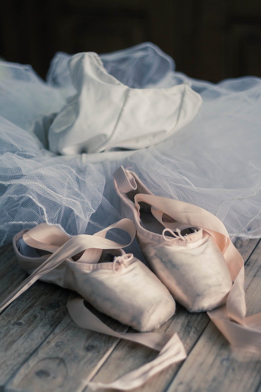 dĂ©couvrez les festivals de danse contemporaine, des Ă©vĂ©nements vibrants qui cĂ©lĂšbrent la crĂ©ativitĂ© et l'innovation artistique. plongez dans un univers oĂč le mouvement rencontre l'Ă©motion Ă travers des performances captivantes et des talents Ă©mergents. ne manquez pas l'opportunitĂ© d'explorer cette forme d'art dynamique au cĆur de la culture contemporaine.