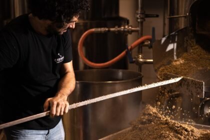 découvrez l'univers fascinant de la bière artisanale, où la passion et l'innovation se rencontrent. explorez une variété de saveurs uniques, des recettes traditionnelles aux créations audacieuses des brasseurs indépendants. rejoignez-nous pour savourer des bières authentiques, pleines de caractère et de créativité.