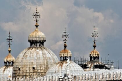 découvrez le tourisme transfrontalier, une expérience unique qui vous permet d'explorer des cultures variées et des paysages diversifiés à travers les frontières. partez à l'aventure et enrichissez vos voyages par des échanges authentiques et des découvertes inoubliables.