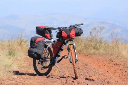découvrez le cyclotourisme, une aventure à vélo qui vous permet d'explorer des destinations variées tout en profitant de paysages magnifiques. que vous soyez un passionné de cyclisme ou un novice, parcourez les routes et chemins à votre rythme, en alliant sport, nature et culture. préparez vos prochaines escapades à deux roues !