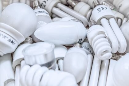 découvrez comment réduire les déchets numériques et optimiser votre empreinte écologique. apprenez des stratégies efficaces pour gérer vos données, limiter la consommation d'énergie et adopter une approche durable dans le monde digital.