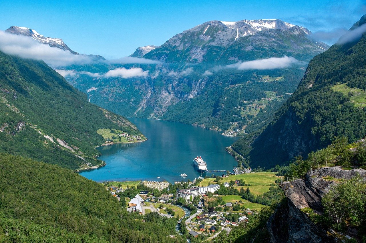 découvrez une expérience inoubliable avec notre croisière en bateau électrique. profitez de paysages magnifiques tout en naviguant silencieusement sur l'eau, dans le respect de l'environnement. idéale pour les familles et les amoureux de la nature, notre croisière vous offre une échappée belle alliant détente et aventure.