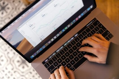 découvrez le monde du freelancing : flexibilité, autonomie et opportunités d'emploi. apprenez à devenir freelance, à gérer vos projets et à trouver des clients tout en profitant des avantages d'une carrière libre.