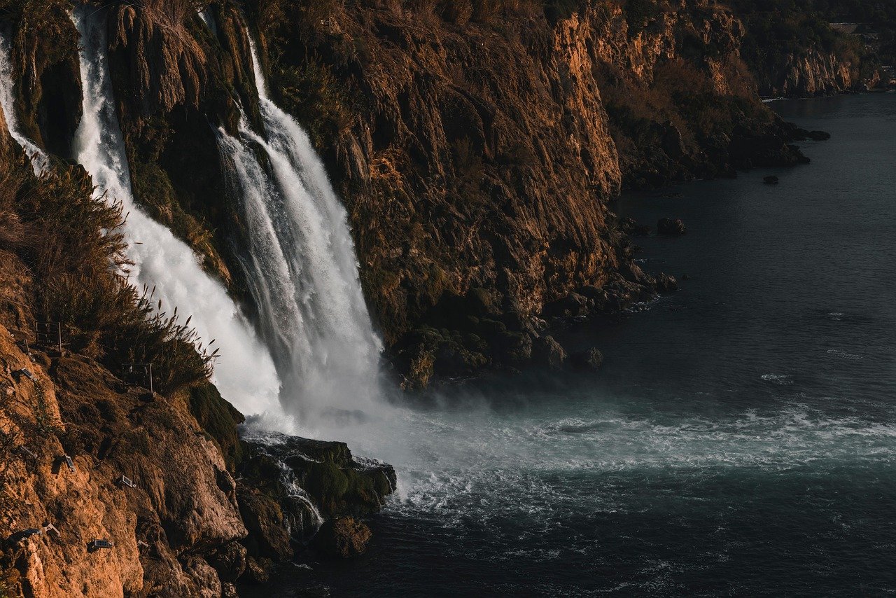 découvrez la beauté enchanteresse des cascades gelées, où la nature se transforme en un paysage féerique. admirez les majestueuses chutes d'eau figées dans le temps, offrant un spectacle éblouissant de glaces scintillantes et de reflets hypnotisants. un voyage visuel à ne pas manquer pour les amoureux de la nature.