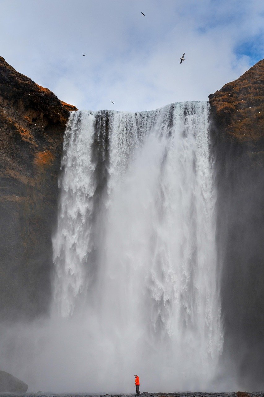 découvrez la beauté envoûtante des chutes d'eau gelées, où la nature crée des œuvres d'art éphémères. plongez dans un monde magique d'icebergs scintillants et de paysages hivernaux irrésistibles, parfaits pour les amateurs de photographie et d'aventures en plein air.