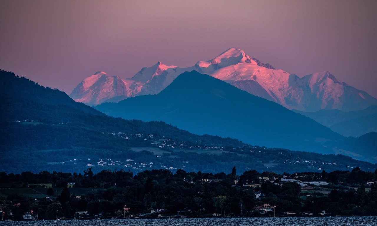 découvrez genève, une ville suisse alliant culture, innovation et beauté naturelle. explorez ses célèbres attractions, ses musées fascinants et ses paysages pittoresques au bord du lac léman.
