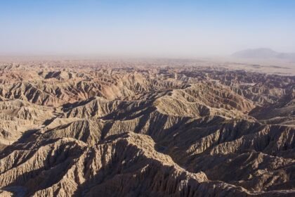 découvrez les merveilles de la géologie, la science qui explore la composition de la terre, ses structures, ses processus et son histoire. apprenez comment les roches, les minéraux et les fossiles révèlent des secrets fascinants sur notre planète.
