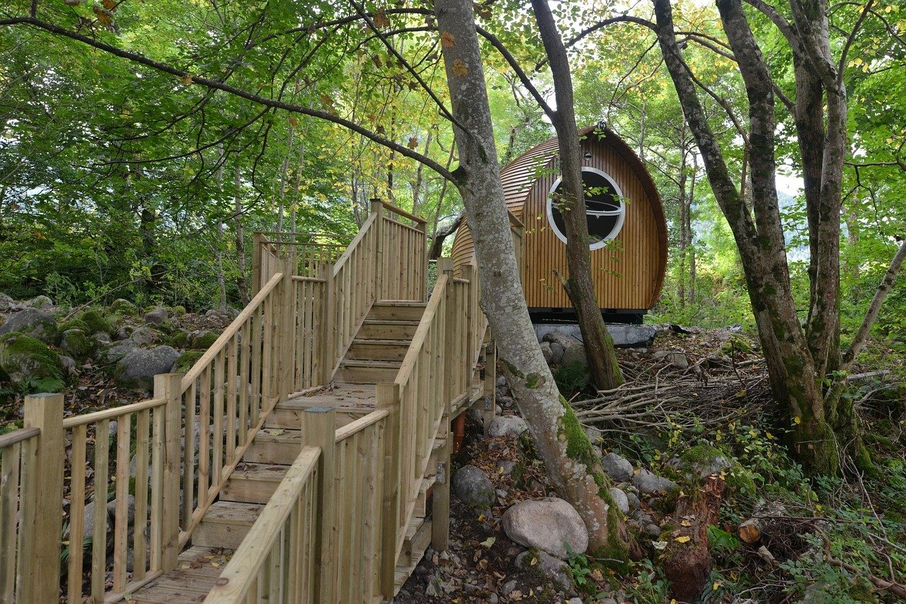 découvrez l'univers du glamping, une expérience unique alliant le confort d'un hôtel de luxe à la beauté du camping en pleine nature. profitez d'un séjour inoubliable dans des hébergements insolites et confortables, tout en vous reconnectant avec la nature.