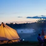 découvrez l'univers du glamping, une expérience de camping luxueuse alliant confort et nature. profitez de séjours inoubliables dans des hébergements uniques, alliant intimité et cadre naturel exceptionnel.