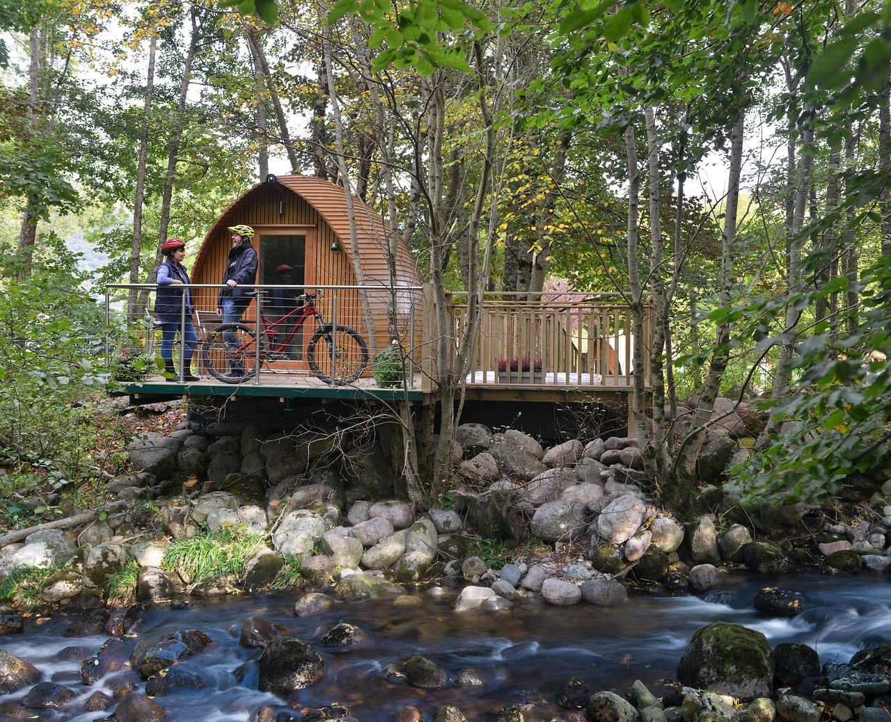 découvrez le glamping, une expérience de camping haut de gamme qui allie la nature et le confort. profitez d'hébergements luxueux en pleine nature, tout en savourant des moments inoubliables en famille ou entre amis. évadez-vous et reconnectez-vous avec la nature sans renoncer au luxe.