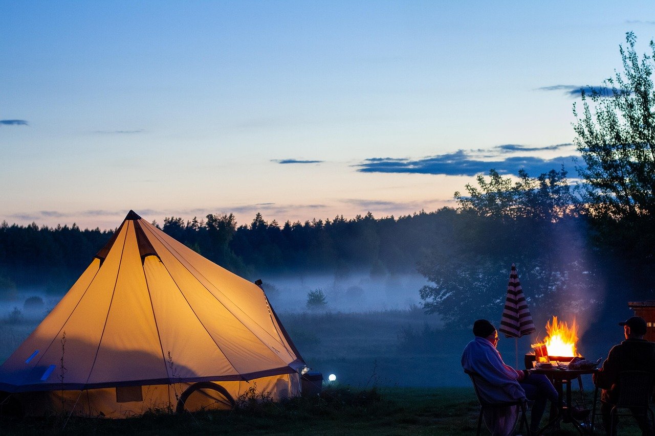 découvrez l'univers du glamping, une expérience de camping luxueuse alliant confort et nature. profitez de séjours inoubliables dans des hébergements uniques, alliant intimité et cadre naturel exceptionnel.