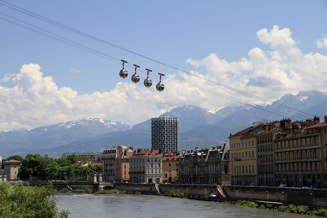 découvrez grenoble, la charmante ville des alpes françaises, célèbre pour ses paysages montagneux, son riche patrimoine culturel et ses activités de plein air. explorez ses musées, ses parcs et ses événements tout au long de l'année dans un cadre enchanteur.