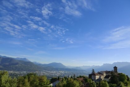 découvrez grenoble, la charmante ville aux pieds des alpes, alliant nature et culture. explorez ses montagnes, visitez ses musées, goûtez à sa cuisine locale et profitez d'un cadre de vie exceptionnel.
