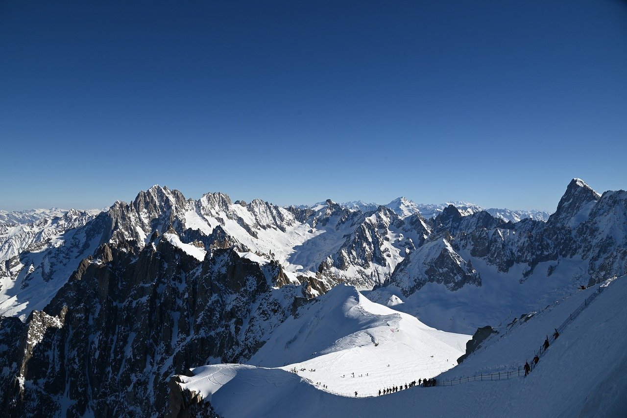 découvrez la haute-savoie, une région alpine idyllique de la france, réputée pour ses paysages à couper le souffle, ses stations de ski renommées et son riche patrimoine culturel. partez à l'aventure entre lacs et montagnes, et profitez des délices de la cuisine savoyarde.