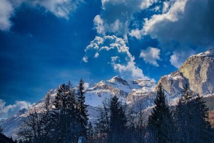 explorez la haute-savoie, une région alpine emblématique de la france, connue pour ses paysages montagneux époustouflants, ses stations de ski renommées et ses charmants villages savoyards. idéal pour les amateurs de nature et d'activités en plein air, laissez-vous séduire par la gastronomie locale et la culture riche de cette destination incontournable.