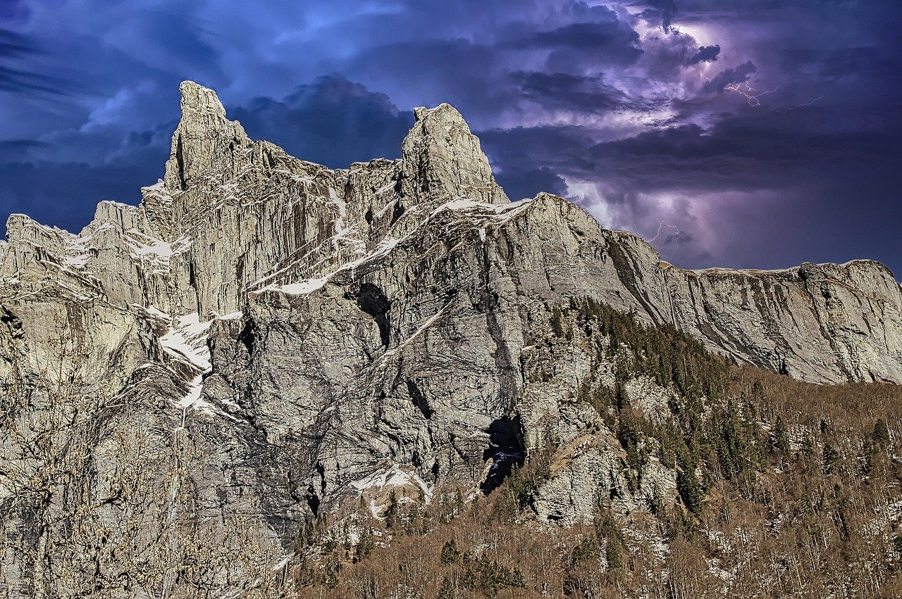 découvrez la haute-savoie, un véritable trésor des alpes françaises où montagnes majestueuses, lacs cristallins et traditions savoyardes se rencontrent. explorez ses stations de ski réputées, ses villages pittoresques et savourez une gastronomie riche. parfait pour les amateurs de nature et d'aventure !