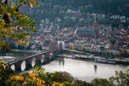 découvrez l'histoire fascinante des ponts historiques à travers le monde, témoins de l'ingéniosité humaine et des évolutions architecturales. explorez leur design, leur impact sur les sociétés et les récits captivants qui les entourent.