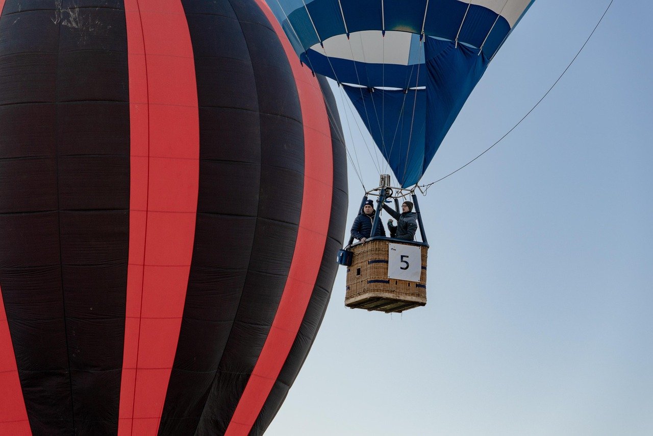 découvrez l'expérience inoubliable d'un vol en montgolfière. élevez-vous dans les airs et admirez des paysages époustouflants tout en profitant d'un moment de détente unique. réservez votre aventure dès aujourd'hui!