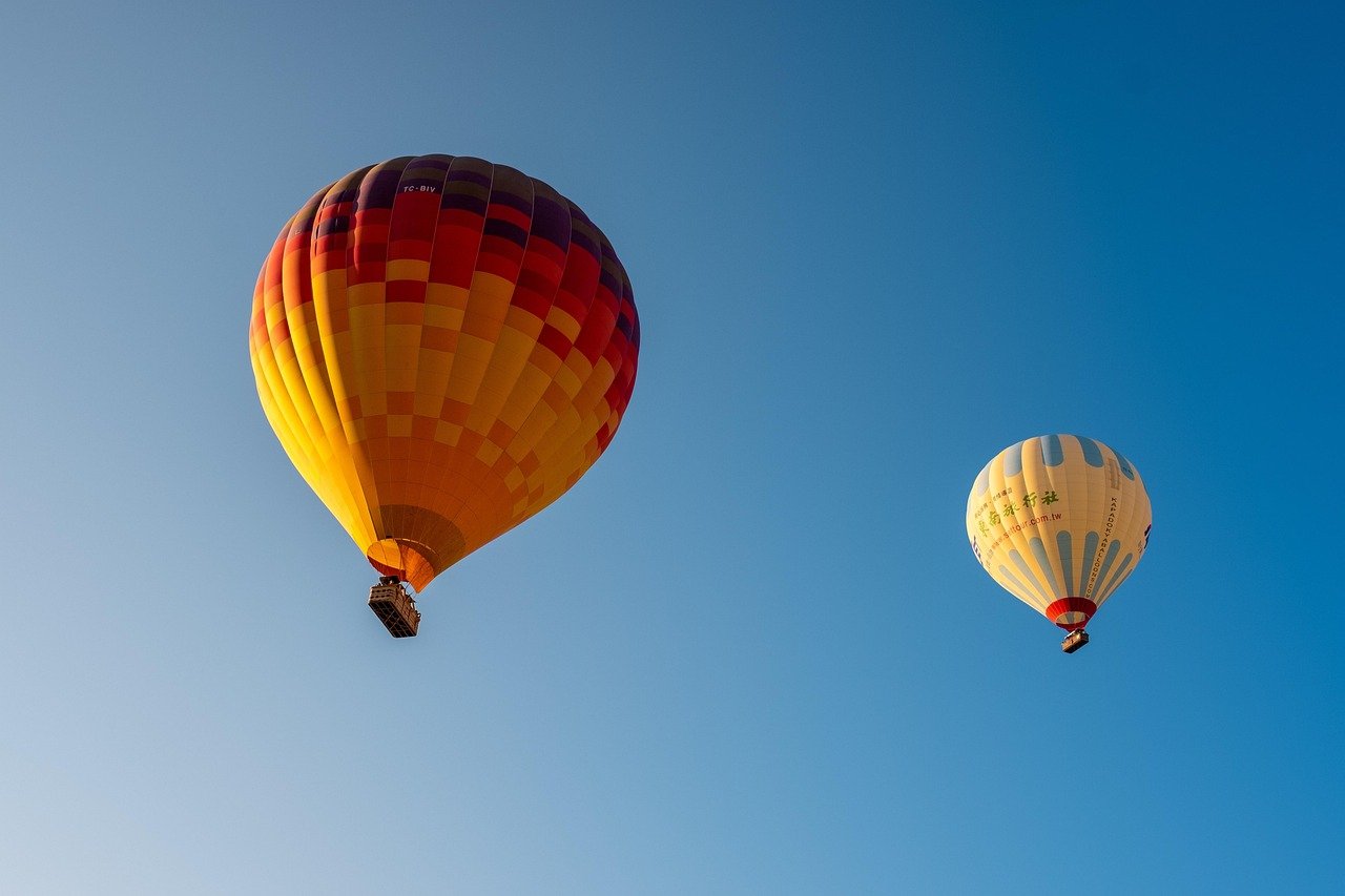 découvrez l'envolée magique en montgolfière ! vivez une expérience inoubliable en flottant au-dessus de paysages à couper le souffle. idéal pour les amateurs d'aventure et de panoramas splendides. réservez votre vol en montgolfière dès aujourd'hui !