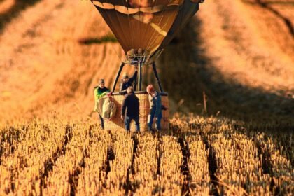 découvrez l'envoûtante expérience d'un vol en montgolfière ! survolez des paysages à couper le souffle, ressentez la magie de l'air chaud et profitez d'une aventure inoubliable tout en savourant la beauté de la nature. réservez votre vol en montgolfière dès aujourd'hui et créez des souvenirs mémorables.