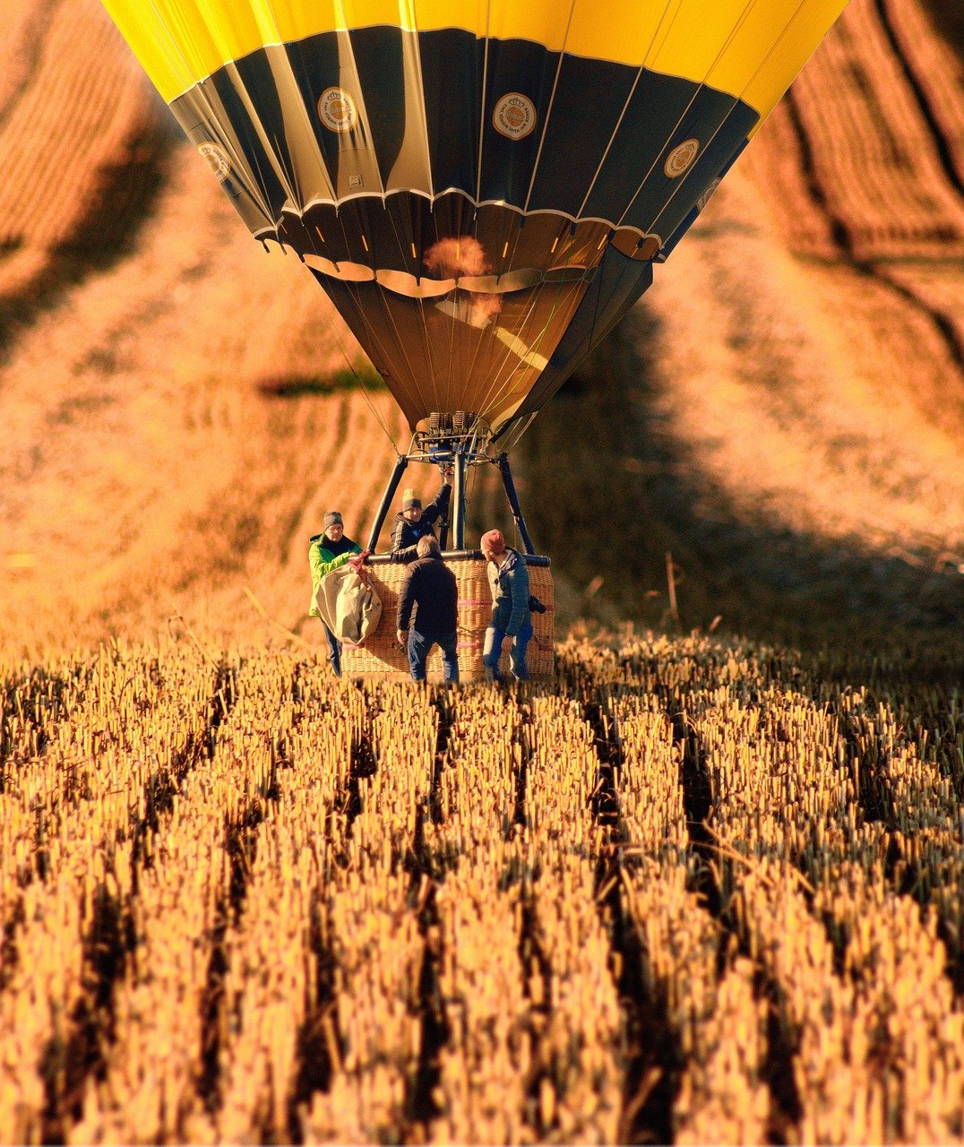 découvrez l'envoûtante expérience d'un vol en montgolfière ! survolez des paysages à couper le souffle, ressentez la magie de l'air chaud et profitez d'une aventure inoubliable tout en savourant la beauté de la nature. réservez votre vol en montgolfière dès aujourd'hui et créez des souvenirs mémorables.