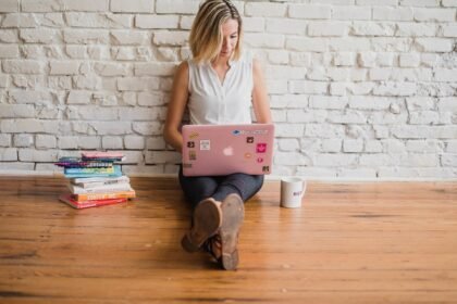 découvrez le monde fascinant des influenceurs, ces personnalités qui façonnent les tendances et influencent les décisions d'achat à travers les réseaux sociaux. apprenez comment ils créent du contenu engageant et bâtissent des communautés fidèles.
