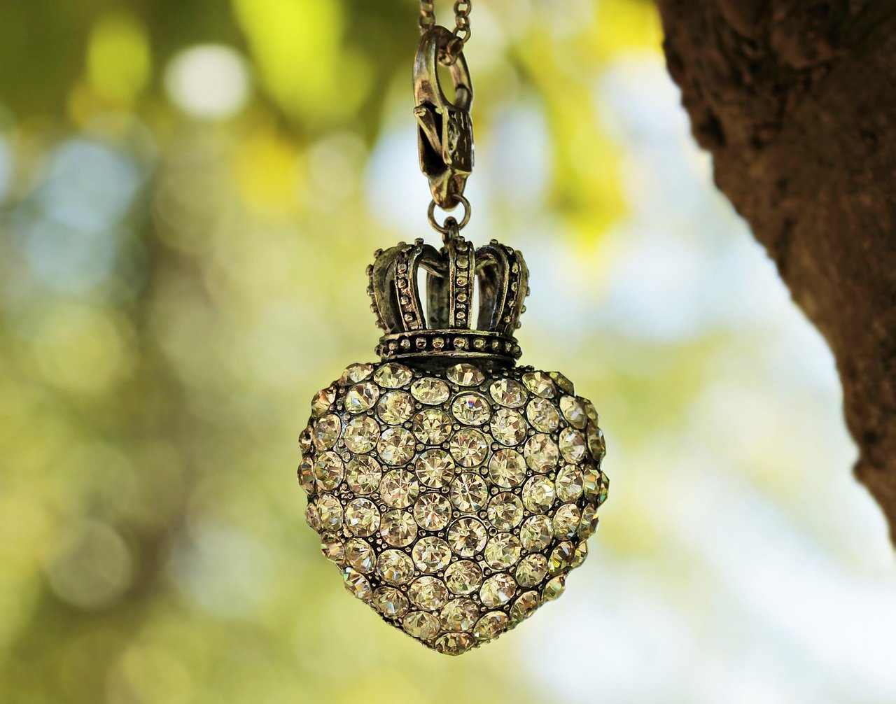 découvrez notre atelier de bijouterie où créativité et artisanat se rencontrent. apprenez à concevoir vos propres bijoux uniques avec des experts passionnés. que vous soyez débutant ou confirmé, nos ateliers sont ouverts à tous. inscrivez-vous dès maintenant et laissez libre cours à votre imagination!