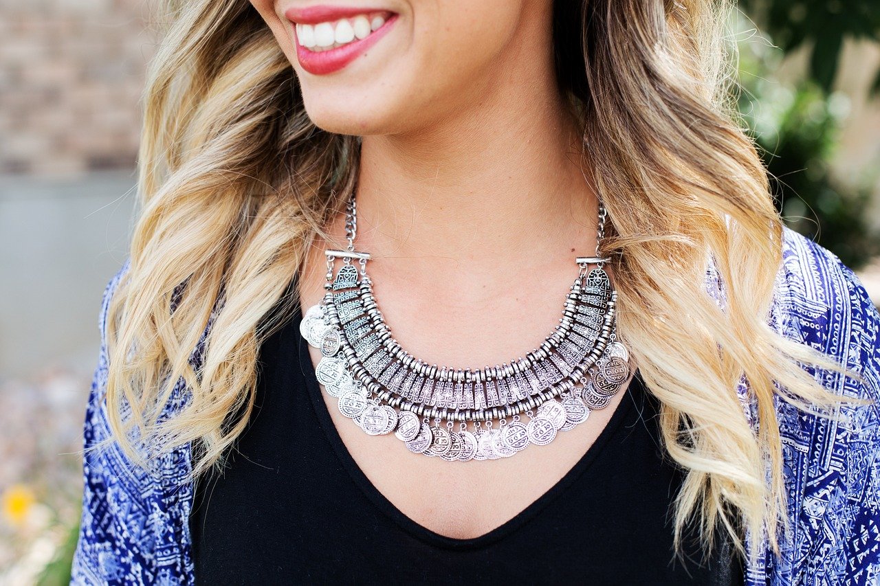 découvrez nos ateliers de bijouterie où créateurs et passionnés se réunissent pour apprendre, créer et personnaliser des bijoux uniques. rejoignez-nous pour exprimer votre créativité dans un cadre inspirant et convivial.