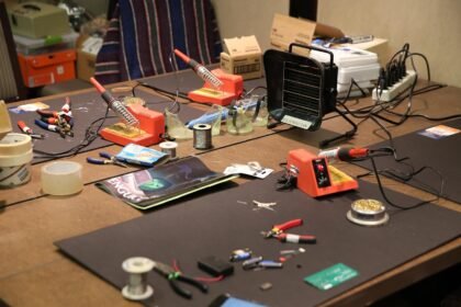 découvrez l'univers des makerspaces, des ateliers collaboratifs où la créativité rencontre l'innovation. explorez les outils, les technologies et les ressources pour donner vie à vos projets, apprendre de nouvelles compétences et partager vos idées au sein d'une communauté passionnée.